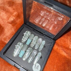 Elegant Press-On Nail Set with Floral Design